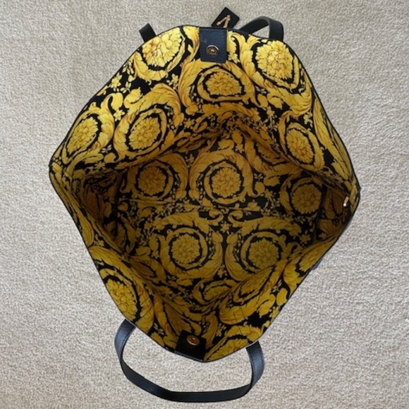 NWOT WOMEN'S VERSACE TOTE SHOULDER BAG WITH ADDITIONAL ATTACHED VERSACE  PURSE - Picture 6 of 16